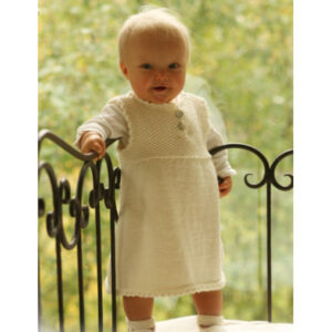 Baby Harriet by DROPS Design - Baby Kjole og Tøfler Strikkeopskrift str. 1/3 mdr - 3/4 år