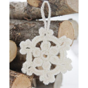 White Christmas by DROPS Design - Jule Stjerner Hækleopskrift 8 cm - 15 stk